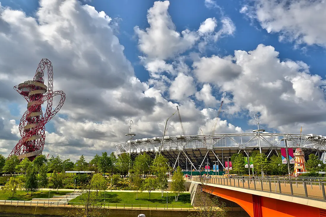 Arcelormittal Orbit and Olympic Stadium (14812376829)