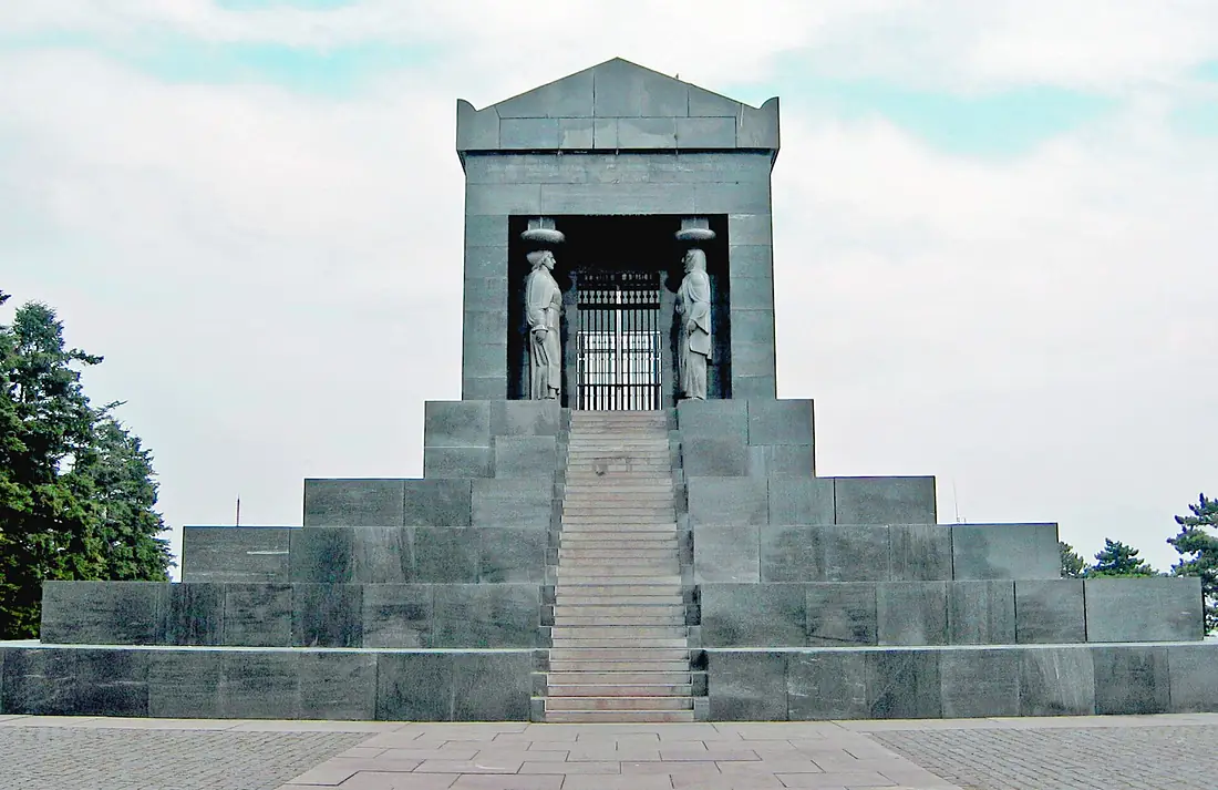 Monument to the Unknown Hero Avala1
