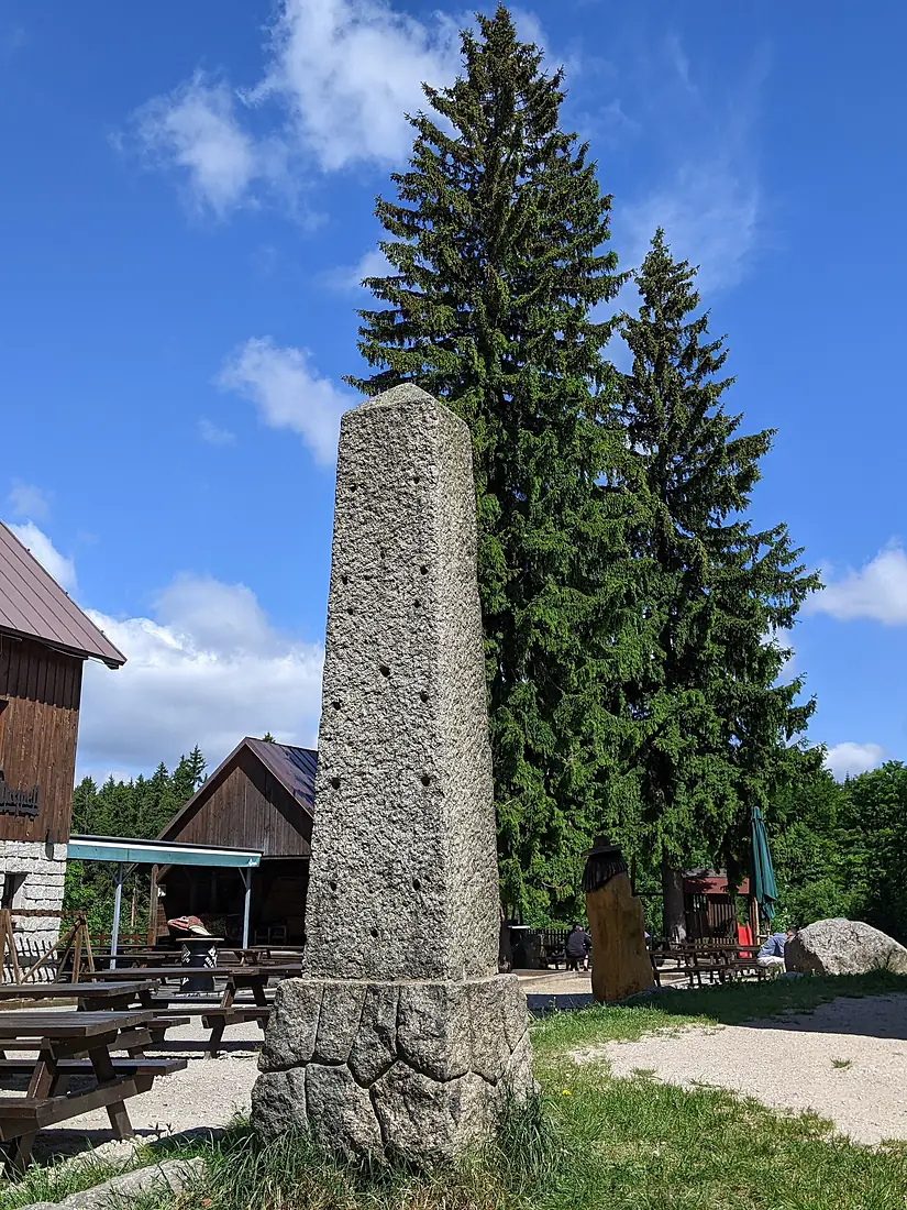 Bramberk - kamenný sloupek vedle rozhledny (stav květen 2026)