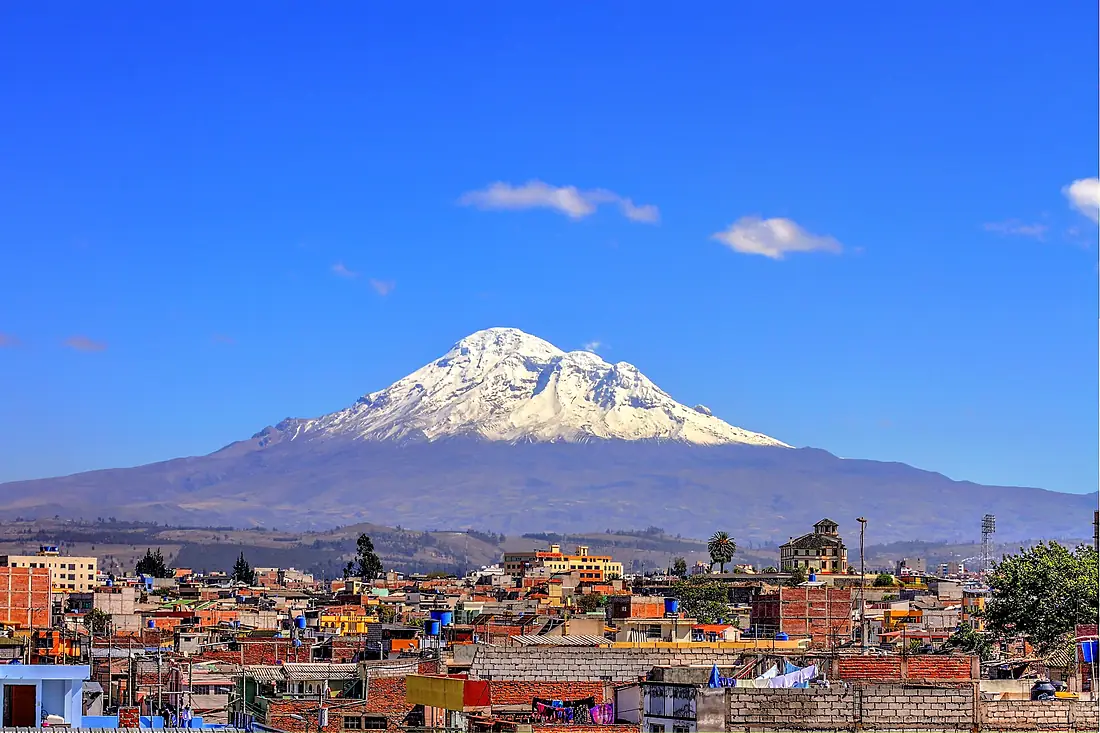Vista del Volcán Chimborazo desde Riobamba