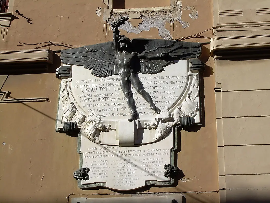 Statua enrico toti