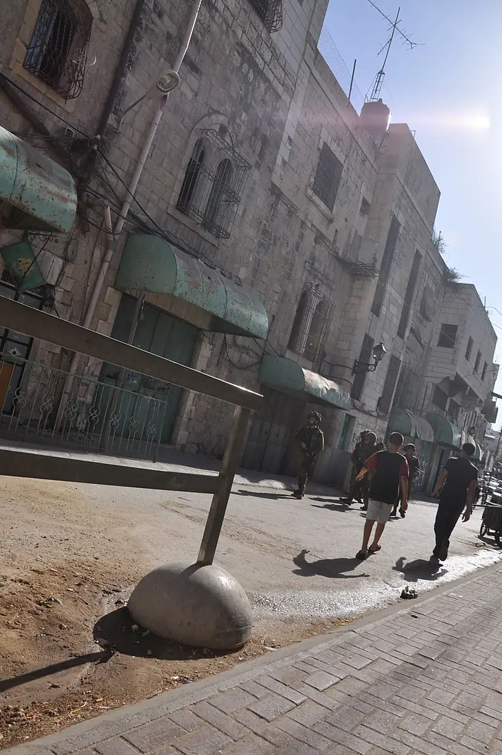 Entering Palestinian Hebron (7705188218)