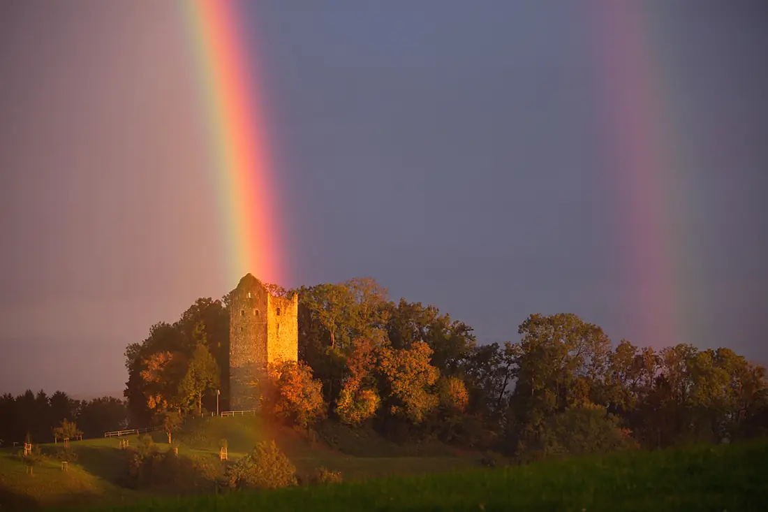 Burgruine-mit-Regenbogen-in-D-88239-Wangen-Neuravensburg
