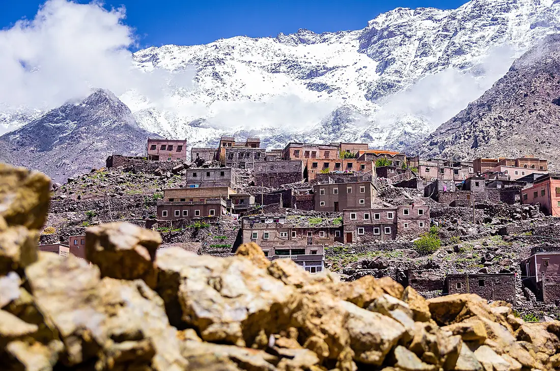 Between mountains and rivers