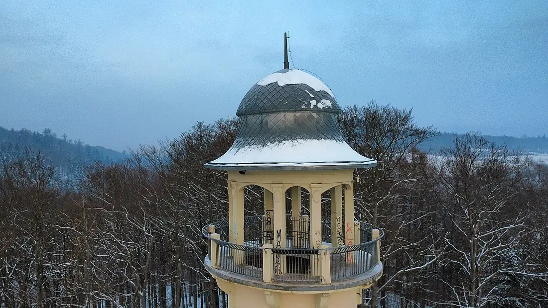 Kaiserturm auf dem Hirschberger Hausberg nah