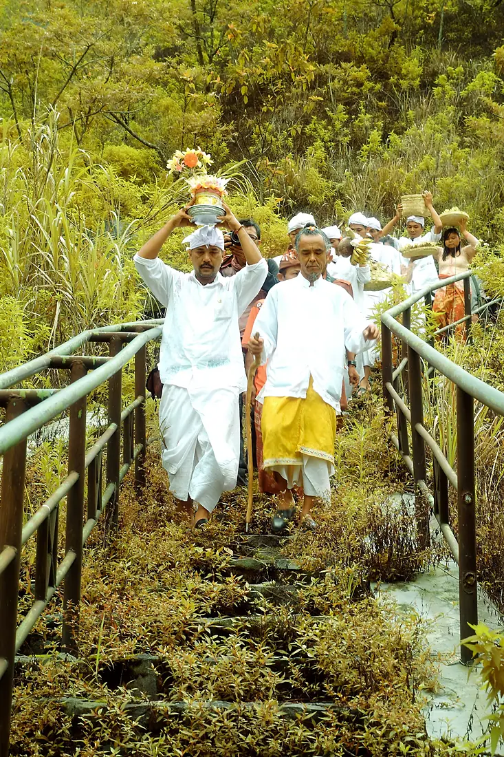 Ritual larung sesaji Gunung Kelud