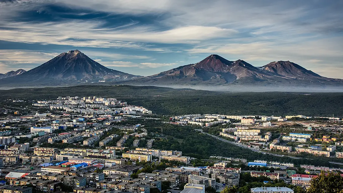 Kamchatka Petropavlovsk-Kamchatsky and its Volcanoes (25022593335)