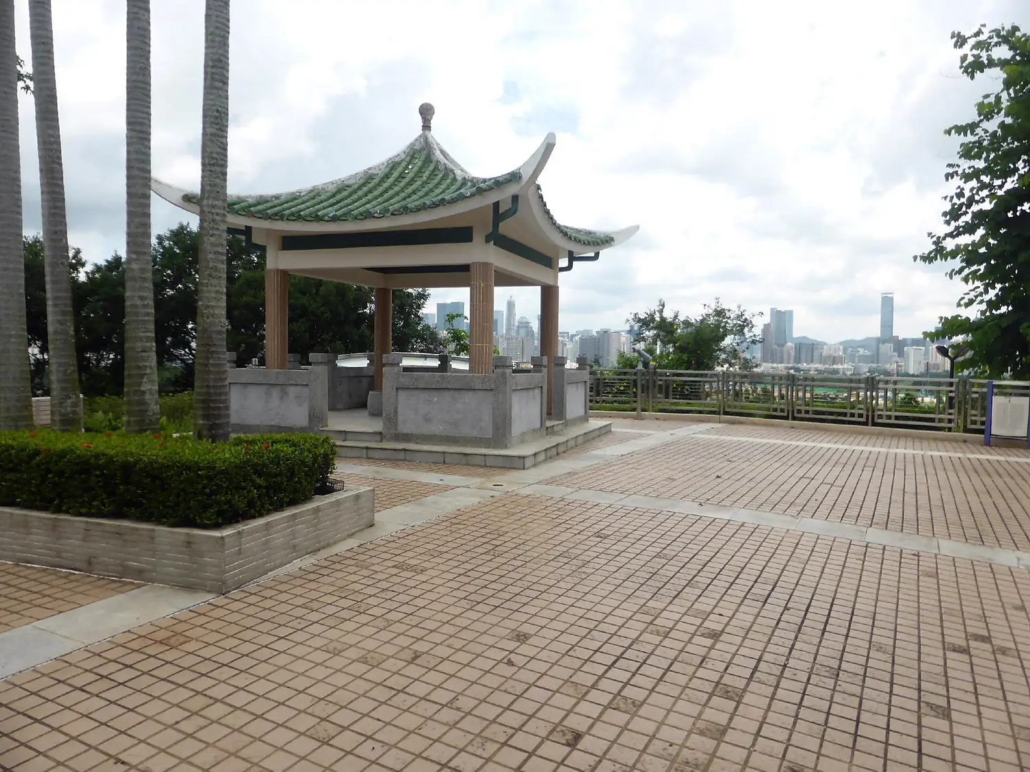 東屋と深セン