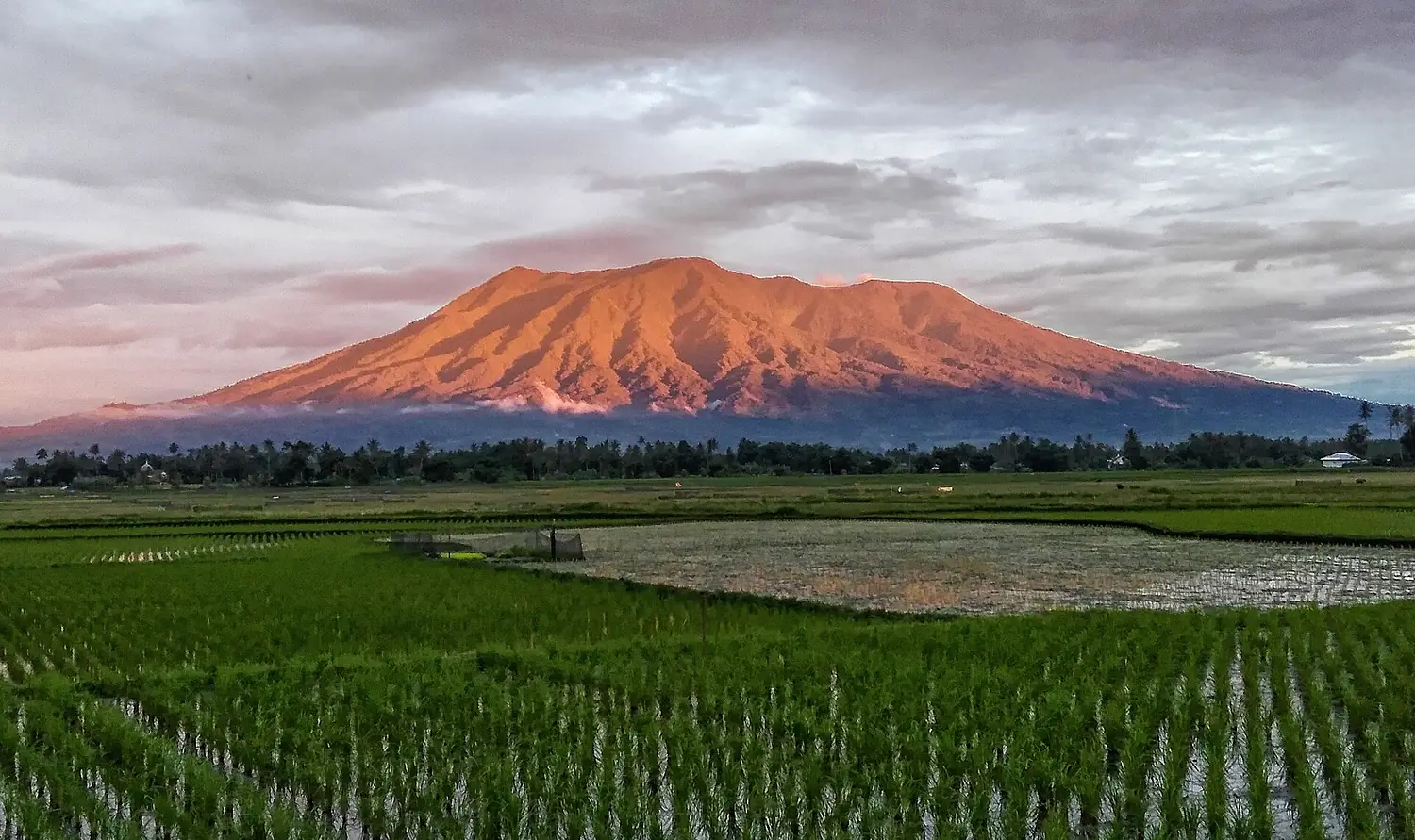 Gunung Marapi dalam sensasi Dua Warna (cropped)