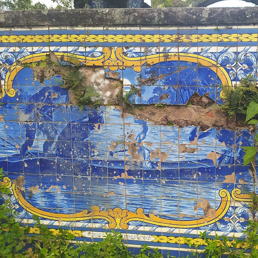 Lamentável estado dos azulejos do Mirante