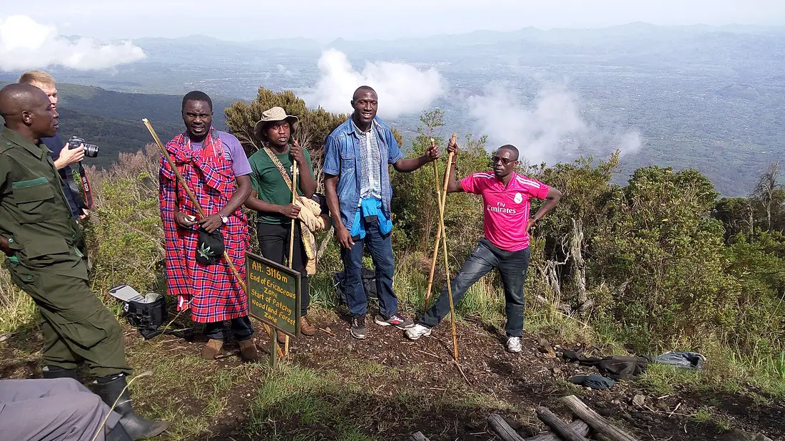Team hiking on mt.Muhavula