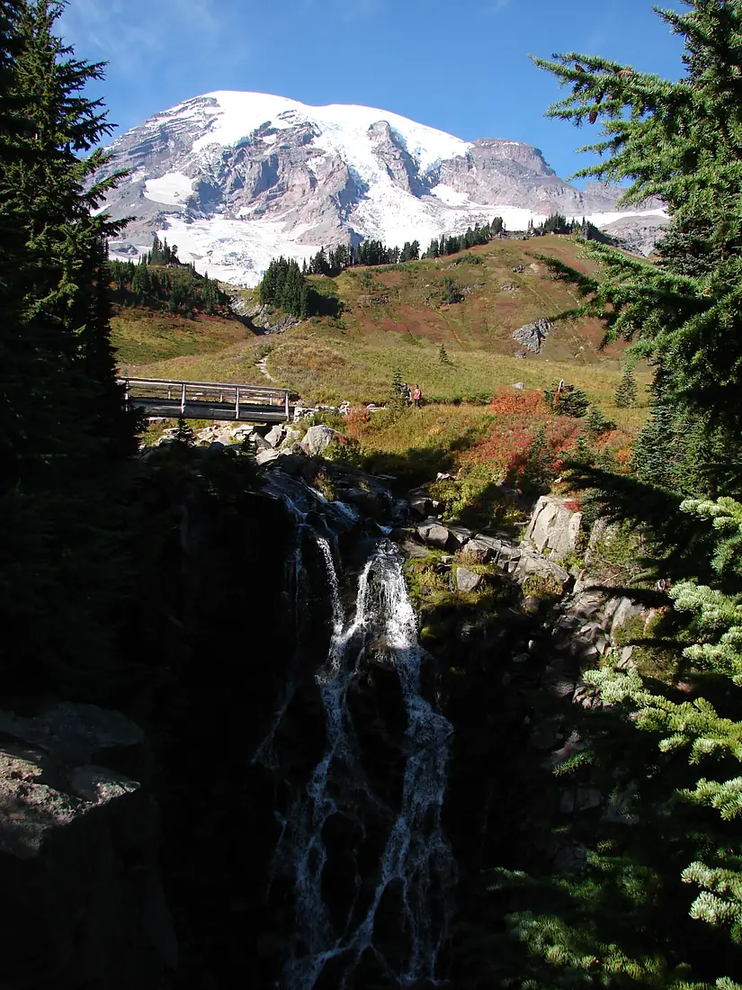 Fall colors and Mt Rainier. Trail bridge from view point. (c8d19aefba9742acbfd7ee5b465d294e)