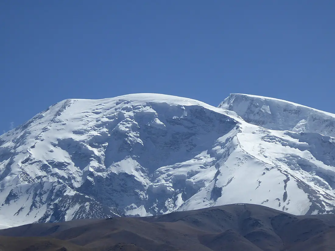 7,546m Muztagh Ata 3,600m Lake Karakul Karakoram Highway Kyrgyz Xinjiang China 新疆 吉爾吉斯 喀喇昆仑公路 喀拉庫勒湖 慕士塔格峰 - panoramio (1)