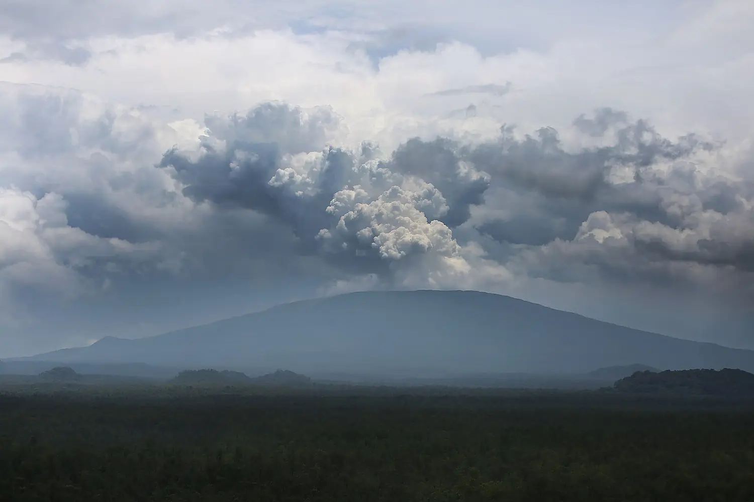Nyamulagira volcano (20439939664)