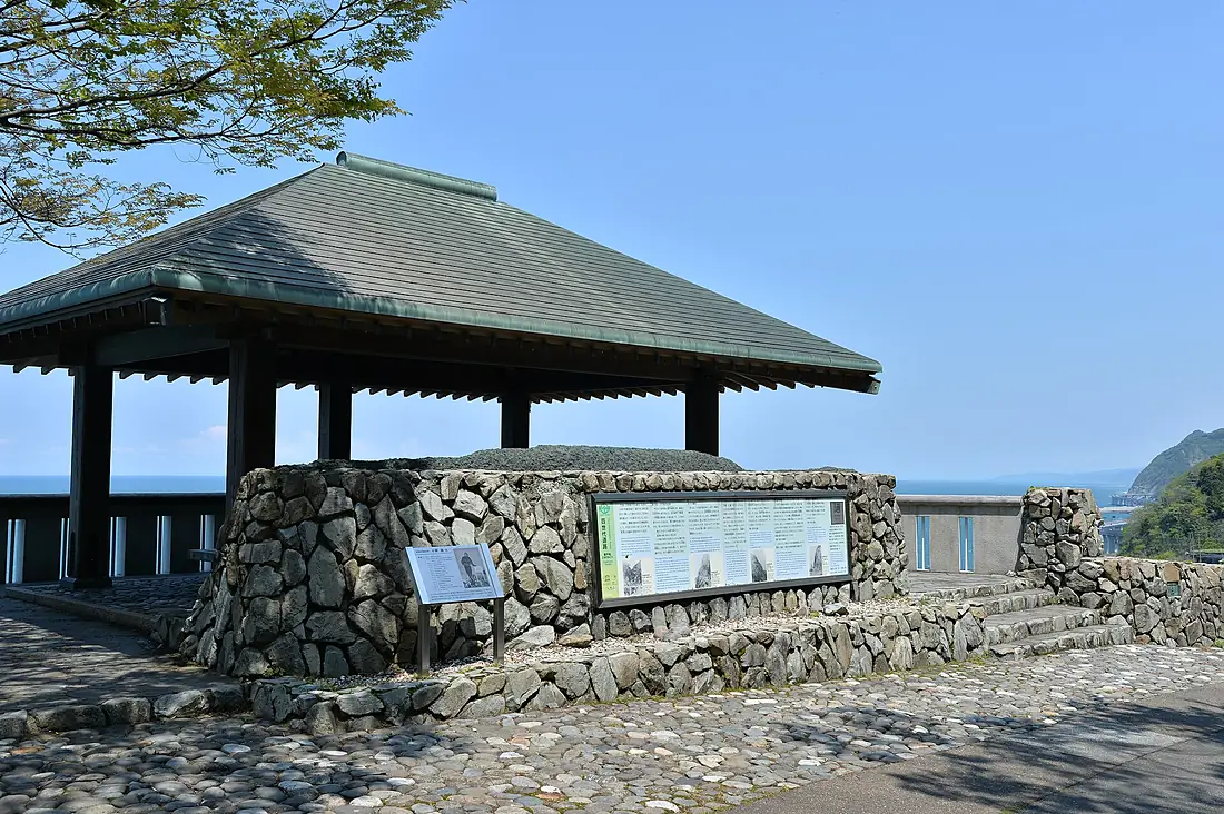 Arbor on Oyashirazu Community Road (Itoigawa City, Niigata Prefecture) 02
