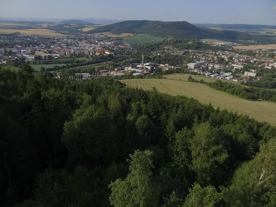 Moravská Třebová - jižní a východní část města a kopce Rychnovský vrch (vlevo v pozadí), Dubina (uprostřed) a Třebovské hradisko (vlevo) z rozhledny Pastýřka (1)