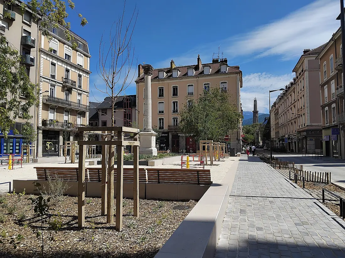 Place de Metz et Tour Perret