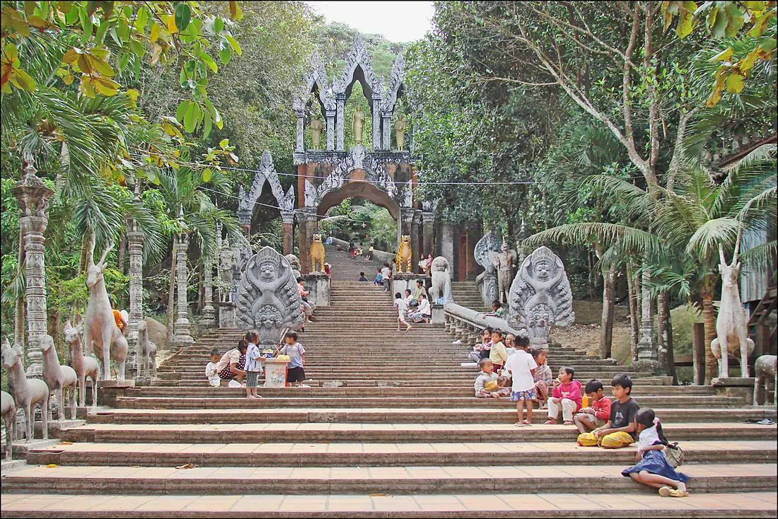Lentrée de la pagode du Bouddha couché (Phnom Kulen) (6871637837)