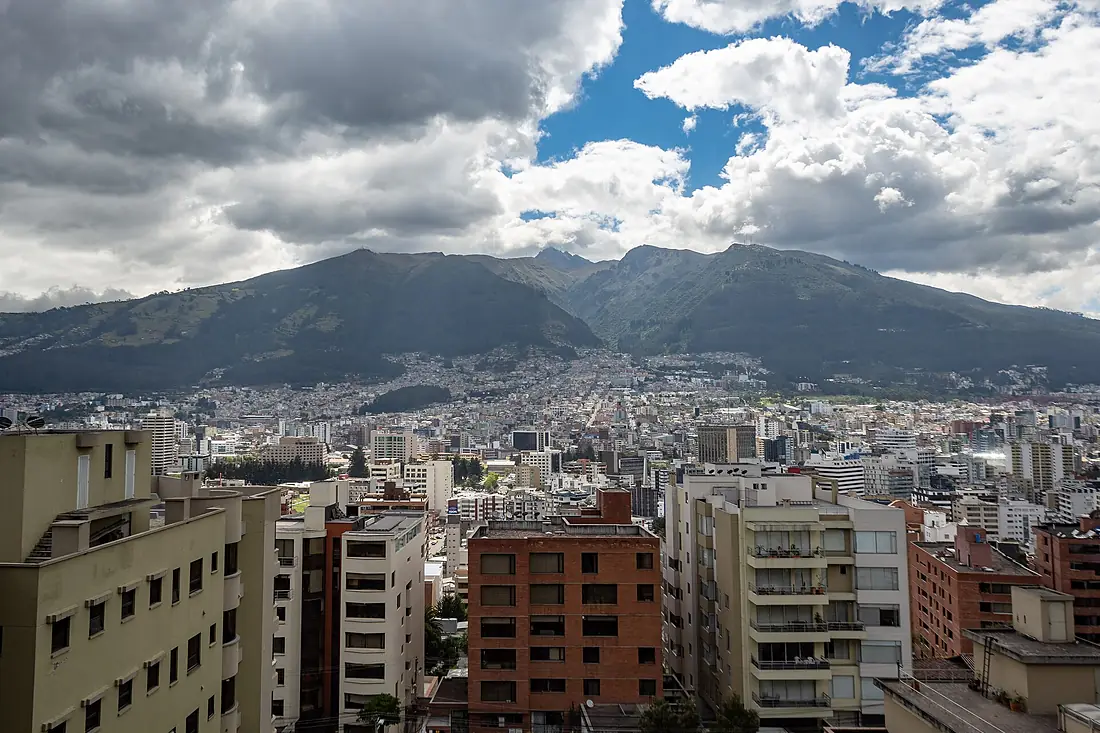 20180813-Panoramic view of Quito with the Pichincha Volcano (0514)