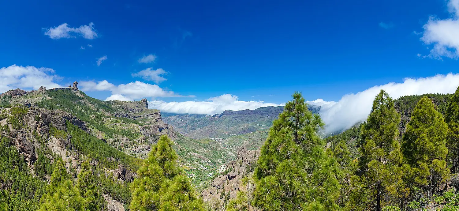 Caldera de Tejeda, nubes se bajan a la derecha, Roque Nublo izquierda