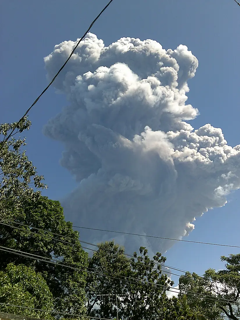 Fumarola 4 ó 5 minutos después de iniciado la erupción del 29 de diciembre de 2013. Desde San Rafael Oriente, San Miguel.