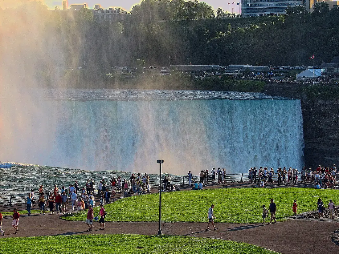 Horseshoe Falls seen from American side at Terrapin Point in 2006