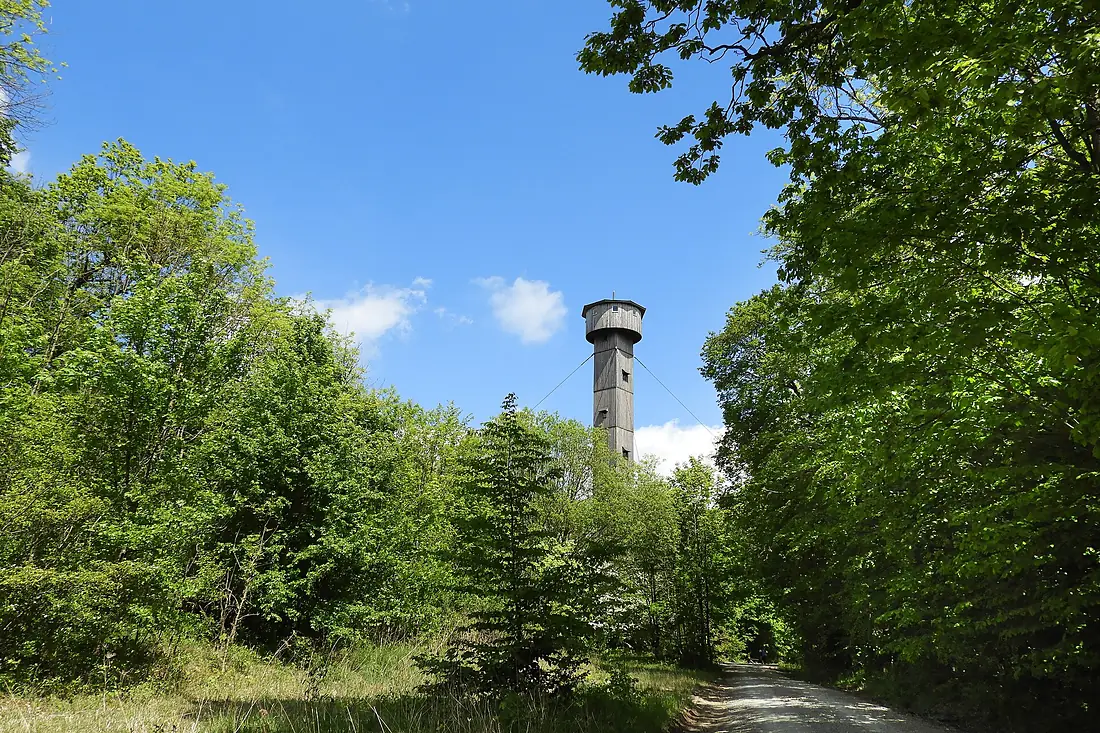 Heldrasteinplateau mit dem „Turm der Einheit“