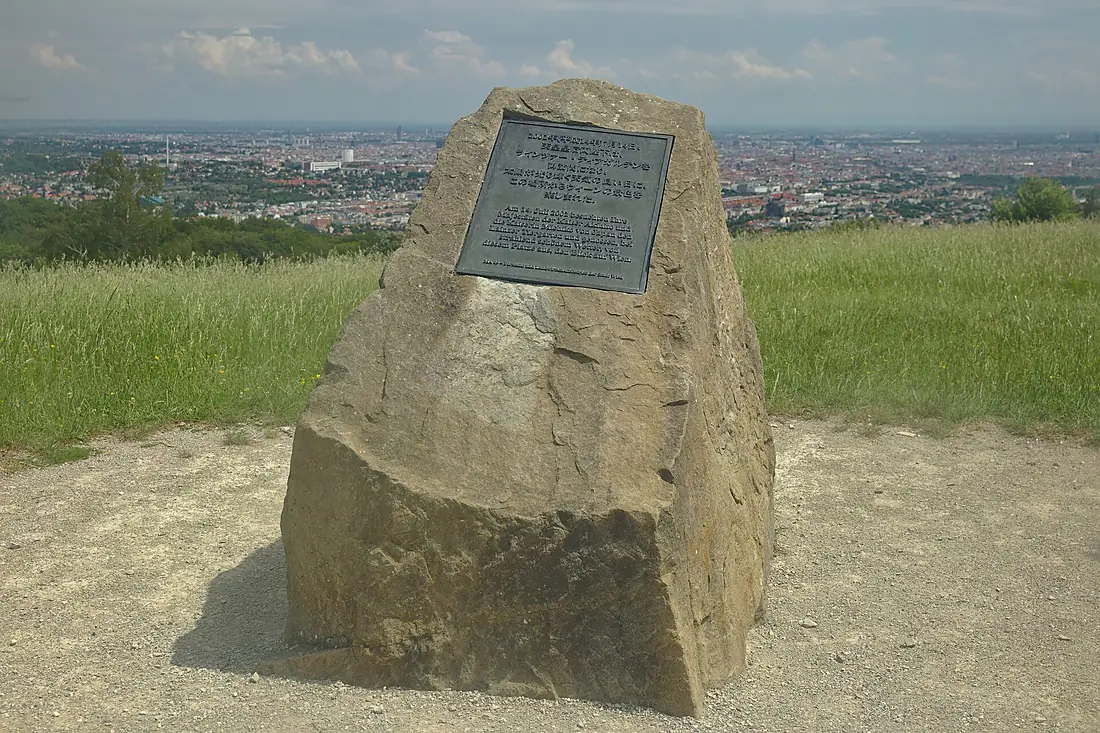 2018-06-02 AT Wien 13 Hietzing, Wienerblick, Tenno-Kogo-Stein (48843613321)