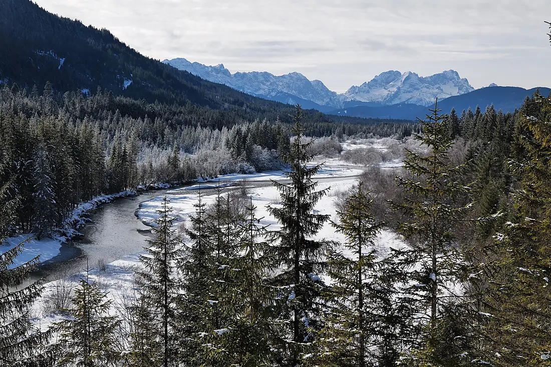 Isar zwichen Vorderriß und Wallgau. Im Hintergrund Wetterstein mit Zugspitze